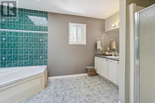 22 Farmstead Crescent, Barrie, ON - Indoor Photo Showing Bathroom