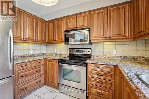 22 Farmstead Crescent, Barrie, ON - Indoor Photo Showing Kitchen