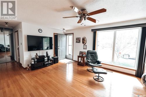 234 Cartier Crescent, Saskatoon, SK - Indoor Photo Showing Living Room