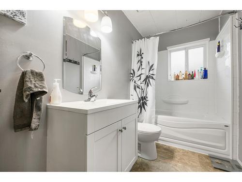 334 10Th Avenue N, Creston, BC - Indoor Photo Showing Bathroom