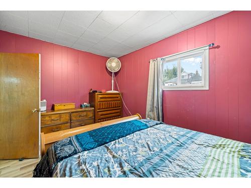 334 10Th Avenue N, Creston, BC - Indoor Photo Showing Bedroom