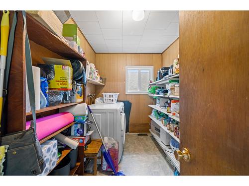 334 10Th Avenue N, Creston, BC - Indoor Photo Showing Laundry Room