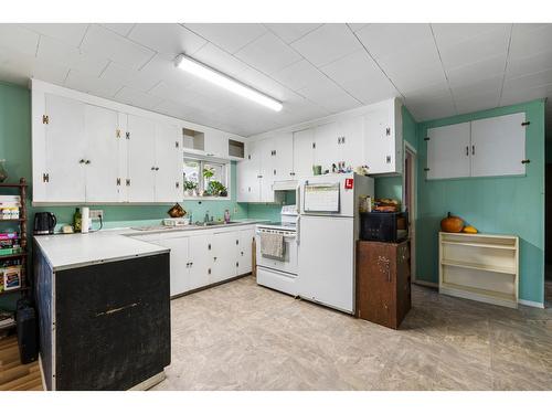 334 10Th Avenue N, Creston, BC - Indoor Photo Showing Kitchen