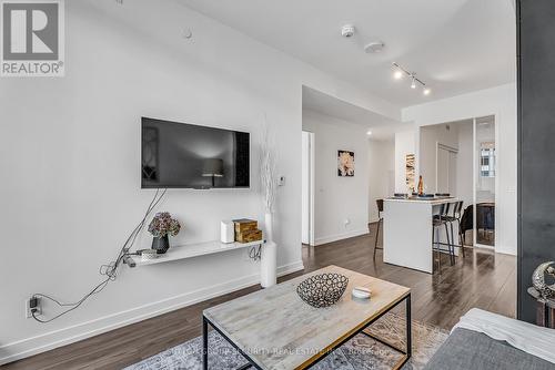 607 - 33 Helendale Avenue, Toronto, ON - Indoor Photo Showing Living Room