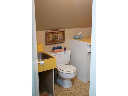 595 Valhalla Road, Nelson, BC - Indoor Photo Showing Bathroom