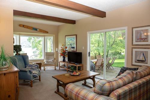 595 Valhalla Road, Nelson, BC - Indoor Photo Showing Living Room