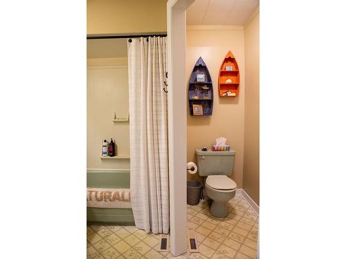 595 Valhalla Road, Nelson, BC - Indoor Photo Showing Bathroom