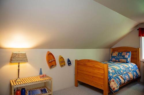 595 Valhalla Road, Nelson, BC - Indoor Photo Showing Bedroom