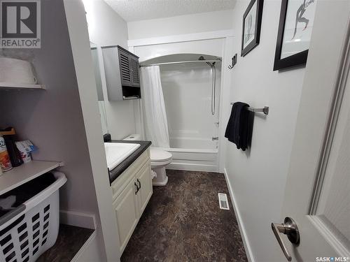 272 5Th Avenue W, Unity, SK - Indoor Photo Showing Bathroom