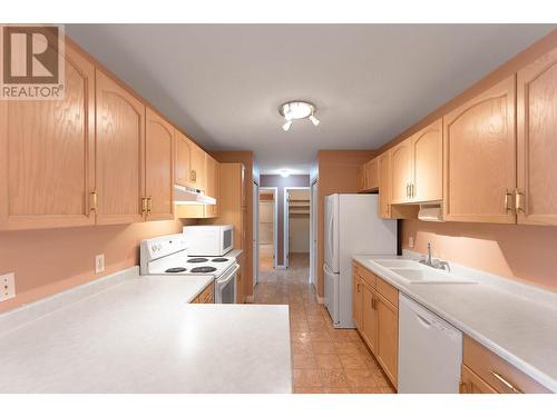 3160 Casorso Road Unit# 307, Kelowna, BC - Indoor Photo Showing Kitchen