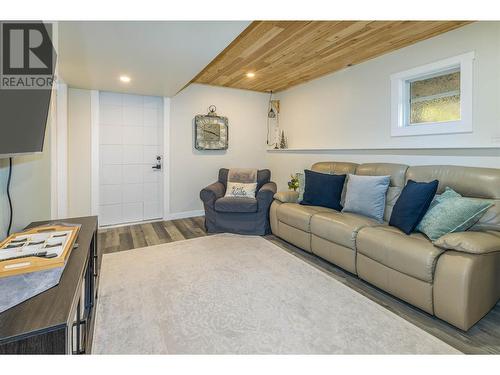 2911 Auto Road Se, Salmon Arm, BC - Indoor Photo Showing Living Room