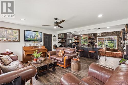 12419 Riverside Drive East, Tecumseh, ON - Indoor Photo Showing Living Room