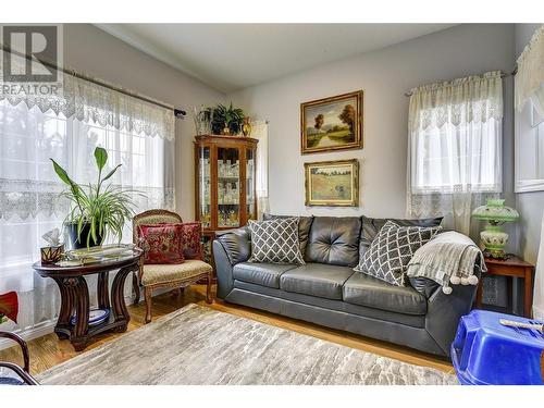 393 Mccarren Avenue, Kelowna, BC - Indoor Photo Showing Living Room