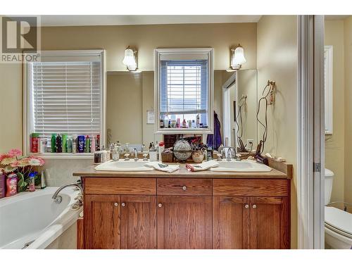 393 Mccarren Avenue, Kelowna, BC - Indoor Photo Showing Bathroom