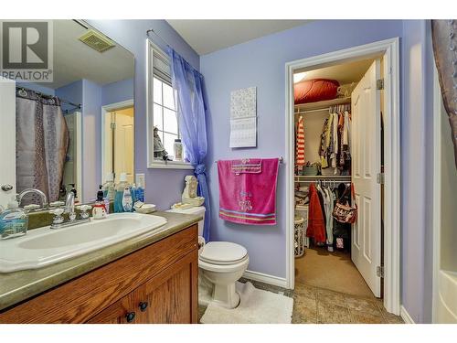 393 Mccarren Avenue, Kelowna, BC - Indoor Photo Showing Bathroom