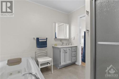5 pc. cheater en-suite bathroom beside primary bedroom. - 620 Bayview Drive, Ottawa, ON - Indoor Photo Showing Bathroom