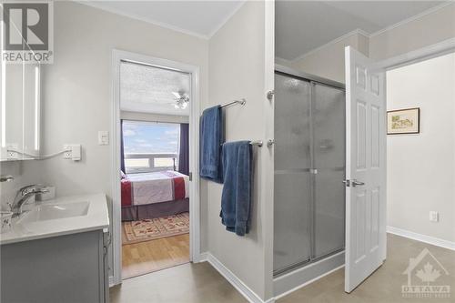 Cheater en-suite off primary bedroom. - 620 Bayview Drive, Ottawa, ON - Indoor Photo Showing Bathroom