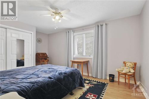Large bedroom with dbl closet. - 620 Bayview Drive, Ottawa, ON - Indoor Photo Showing Bedroom