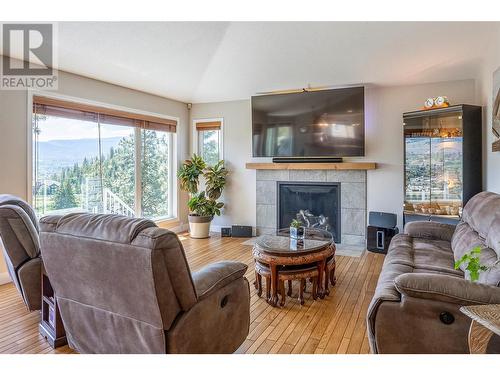 689 Cassiar Crescent, Kelowna, BC - Indoor Photo Showing Living Room With Fireplace