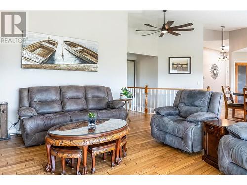 689 Cassiar Crescent, Kelowna, BC - Indoor Photo Showing Living Room