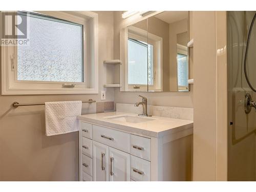 689 Cassiar Crescent, Kelowna, BC - Indoor Photo Showing Bathroom