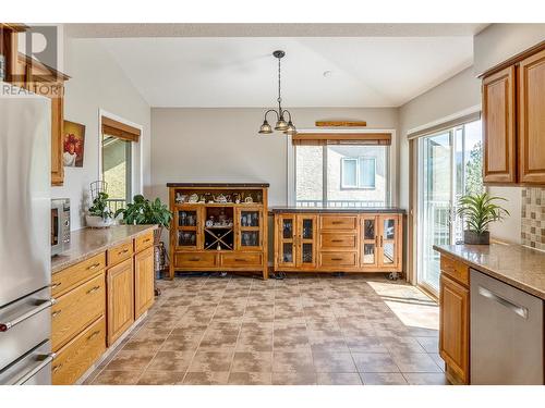 689 Cassiar Crescent, Kelowna, BC - Indoor Photo Showing Kitchen
