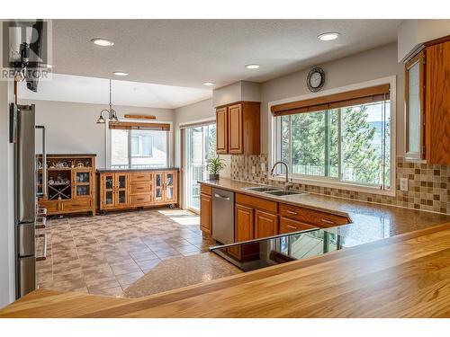 689 Cassiar Crescent, Kelowna, BC - Indoor Photo Showing Kitchen With Double Sink