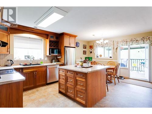 11345 Woodsdale Court, Lake Country, BC - Indoor Photo Showing Kitchen