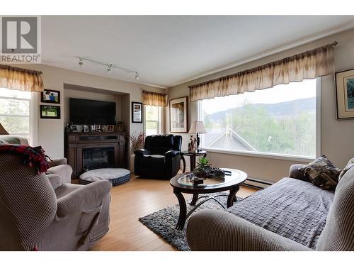 11345 Woodsdale Court, Lake Country, BC - Indoor Photo Showing Living Room With Fireplace