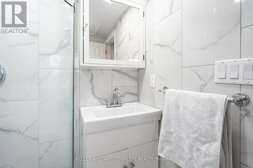 21 Chatham Street, Hamilton, ON - Indoor Photo Showing Bathroom