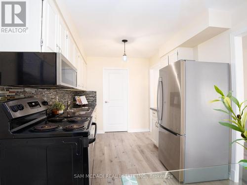 172 - 2170 Bromsgrove Road, Mississauga, ON - Indoor Photo Showing Kitchen