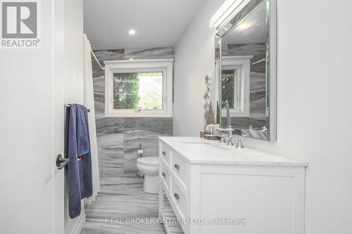 408 North Shore Boulevard W, Burlington, ON - Indoor Photo Showing Bathroom
