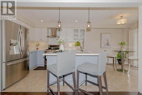 3997 Stardust Drive, Mississauga, ON - Indoor Photo Showing Kitchen With Upgraded Kitchen