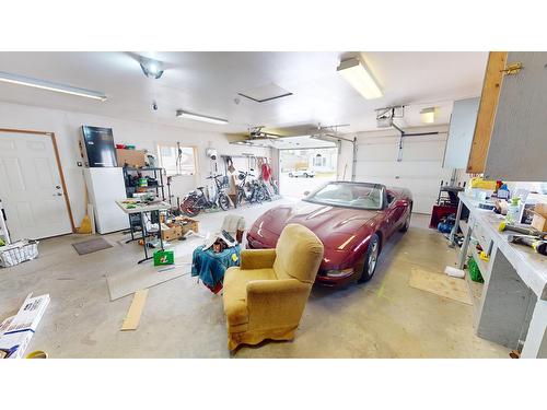 352 Mission Crescent, Cranbrook, BC - Indoor Photo Showing Garage