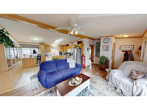352 Mission Crescent, Cranbrook, BC - Indoor Photo Showing Living Room