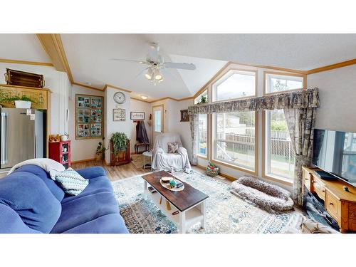 352 Mission Crescent, Cranbrook, BC - Indoor Photo Showing Living Room