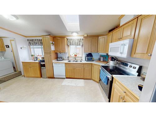 352 Mission Crescent, Cranbrook, BC - Indoor Photo Showing Kitchen With Double Sink