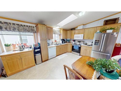 352 Mission Crescent, Cranbrook, BC - Indoor Photo Showing Kitchen With Double Sink
