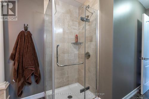 104 High Street, Lucan Biddulph, ON - Indoor Photo Showing Bathroom