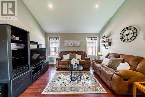 54 Laurent Boulevard, Kawartha Lakes, ON - Indoor Photo Showing Living Room