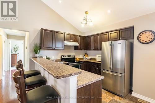 54 Laurent Boulevard, Kawartha Lakes, ON - Indoor Photo Showing Kitchen