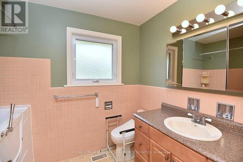 3023 St Clair Avenue, Burlington, ON - Indoor Photo Showing Bathroom