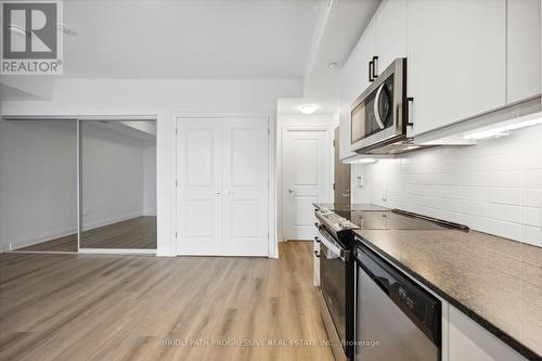 608 - 10 Gatineau Drive, Vaughan, ON - Indoor Photo Showing Kitchen