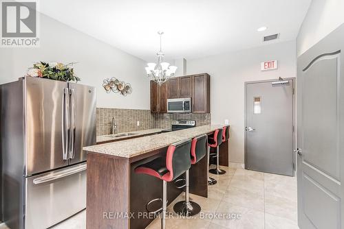 405 - 160 Woodbridge Avenue, Vaughan, ON - Indoor Photo Showing Kitchen With Upgraded Kitchen