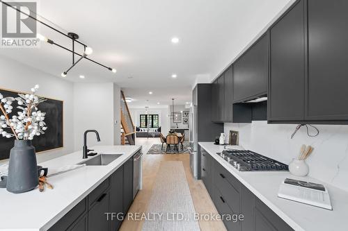 997 Mount Pleasant Road, Toronto, ON - Indoor Photo Showing Kitchen With Upgraded Kitchen