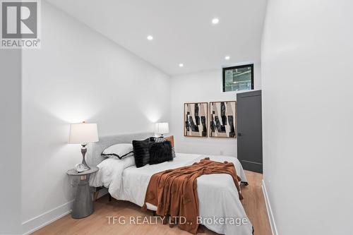 997 Mount Pleasant Road, Toronto, ON - Indoor Photo Showing Bedroom