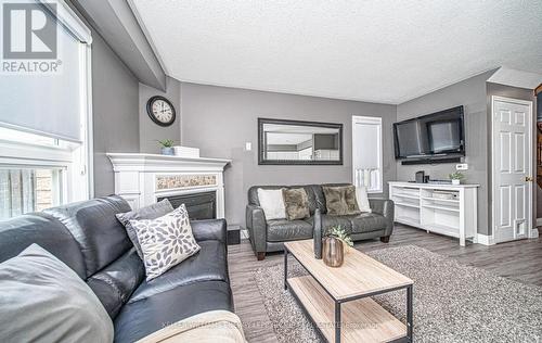 988 Southport Drive, Oshawa, ON - Indoor Photo Showing Living Room