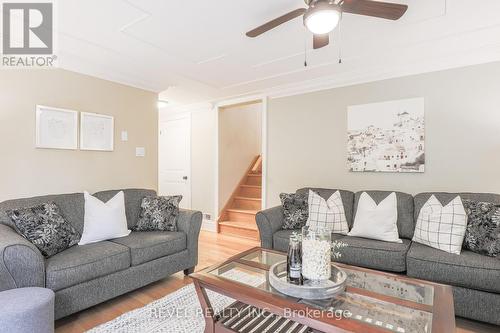 189 Angeline Street N, Kawartha Lakes, ON - Indoor Photo Showing Living Room