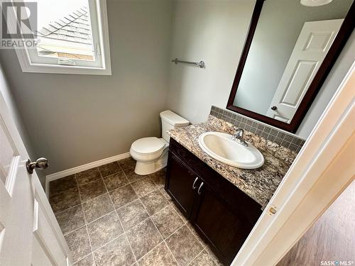 22 & 24 8Th Street Ne, Weyburn, SK - Indoor Photo Showing Bathroom