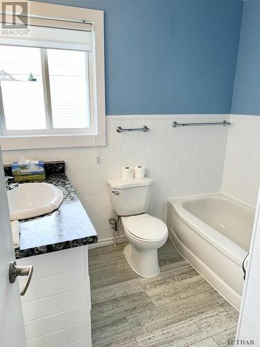 90 Devonshire St, Kapuskasing, ON - Indoor Photo Showing Bathroom